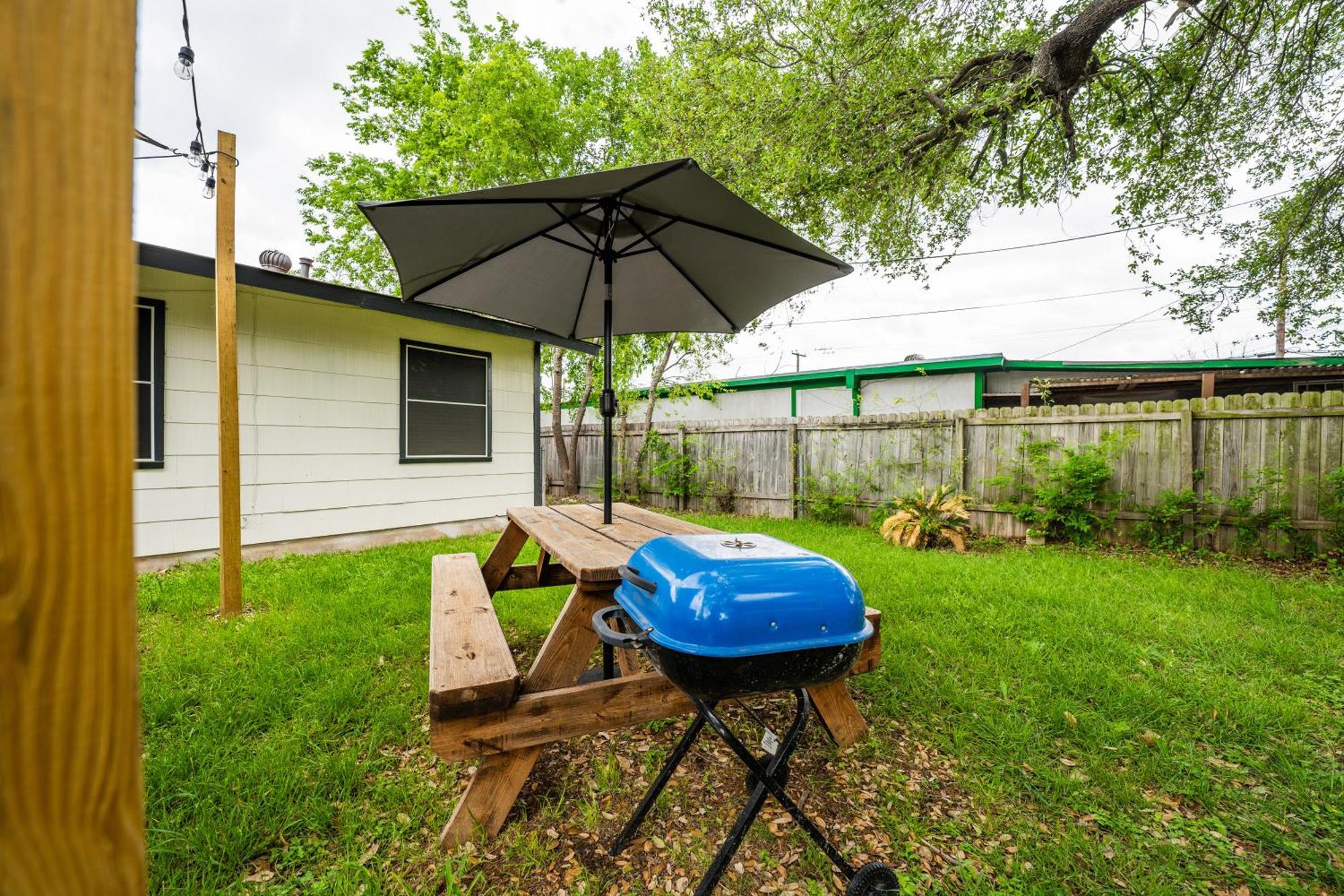 Cozy 3 Bedroom With Hot Tub 2 Min Away From Lackland San Antonio Luaran gambar