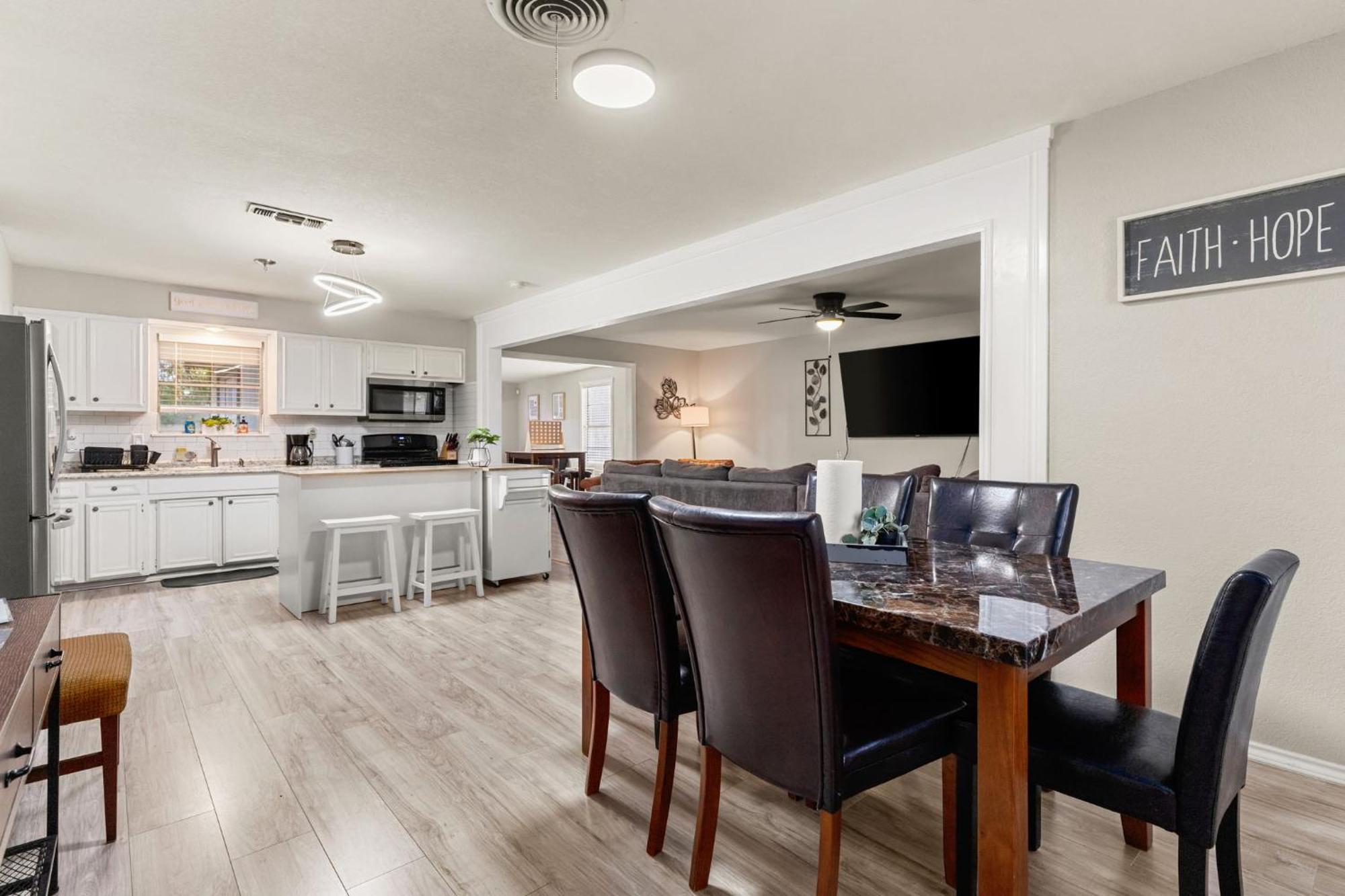 Cozy 3 Bedroom With Hot Tub 2 Min Away From Lackland San Antonio Luaran gambar